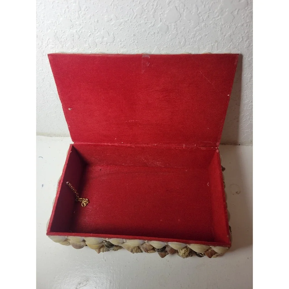 Vintage‎ Sea Shell  Trinket Jewelry Red  Felt Lining